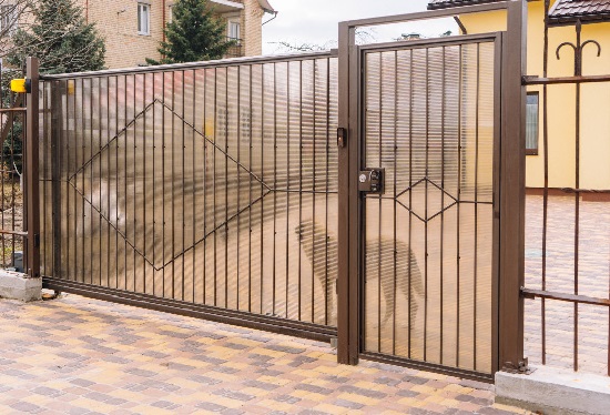 Купить ворота из профлиста с элементами ковки, с металлическими столбами в рамке или под дерево в Улан-Удэ от 153375 руб